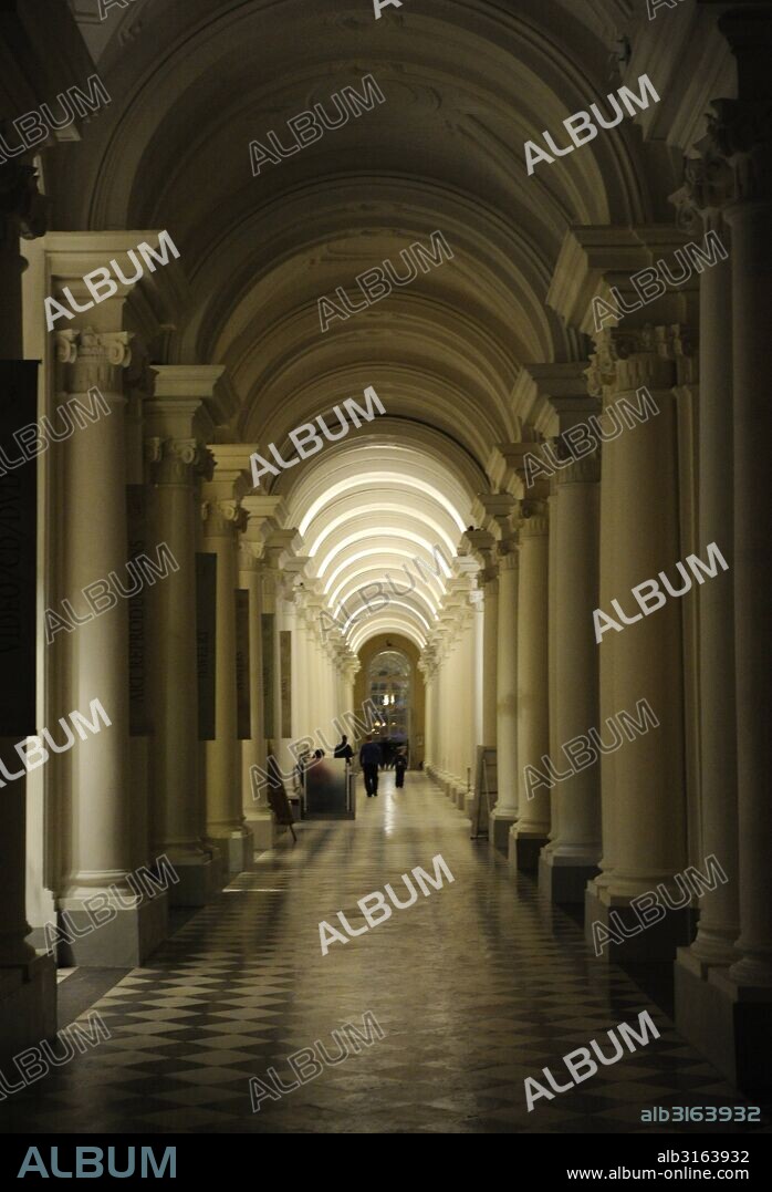 Museo del Hermitage (The State Hermitage Museum). Corredor de la planta baja. Zona de entrada al museo. San Petersburgo. Rusia.