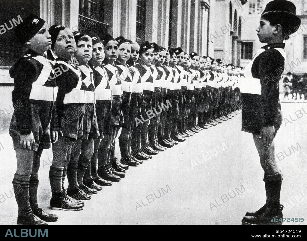 Groupe de Balillas Opera nazionale Balilla . Photographie vers 1935. Credit : Coll. Jonas/KHARBINE-TAPABOR.