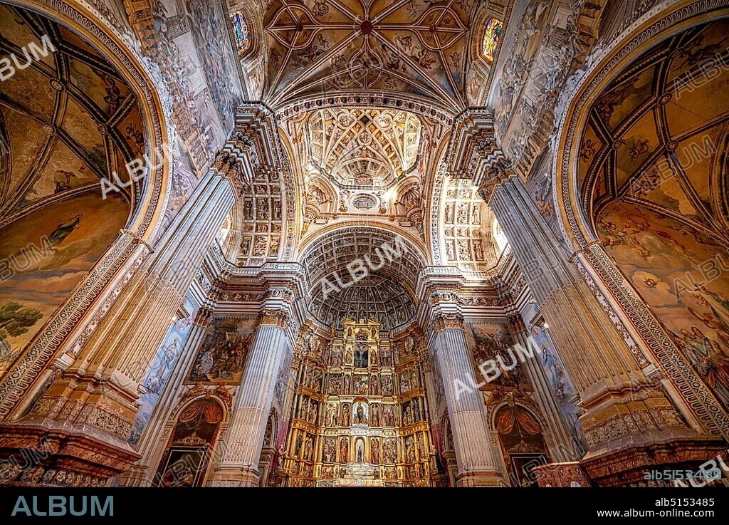 Golden high altar, interior, ornamental ceiling, Renaissance church and monastery, Monasterio de San Jerónimo, Granada, Andalusia, Spain