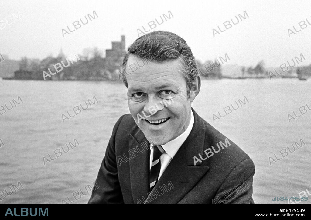 1969-04.. Svend Asmussen, dansk jazzmusiker (violinist och orkesterledare).. Foto: Bo-Aje Mellin / RiR / SVT / Kod: 5600.. Reportage publ. i RiR 23/69 inför TV-programmet Leende toner, och ett radioprogram.. RiR 19450 sv/v.