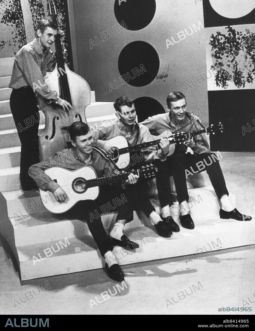 STOCKHOLM 19640127 - Hootenanny singers spelar i TV:s talangjakt. De fyra unga männen från Västervik blev en publiksuccé. Sittande från vänster Björn Ulvaeus, Johan Karlberg, Tony Roth och på bas Hansi Schwarz. . Foto Lars Nyberg kod 43 COPYRIGHT SCANPIX SWEDEN.