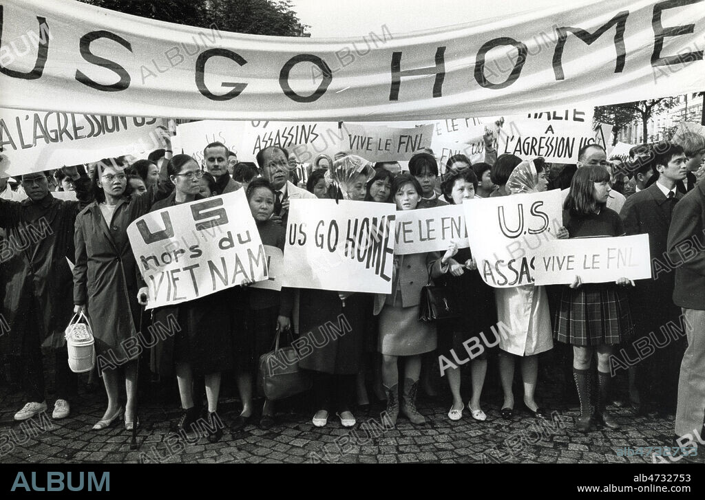 Manifestation contre la guerre du VIETNAM en octobre 1967 , groupe de vietnamiens tenant des pancartes US GO HOME . Photographie JEAN POTTIER , Annees 60. Credit Jean POTTIER/KHARBINE TAPABOR.