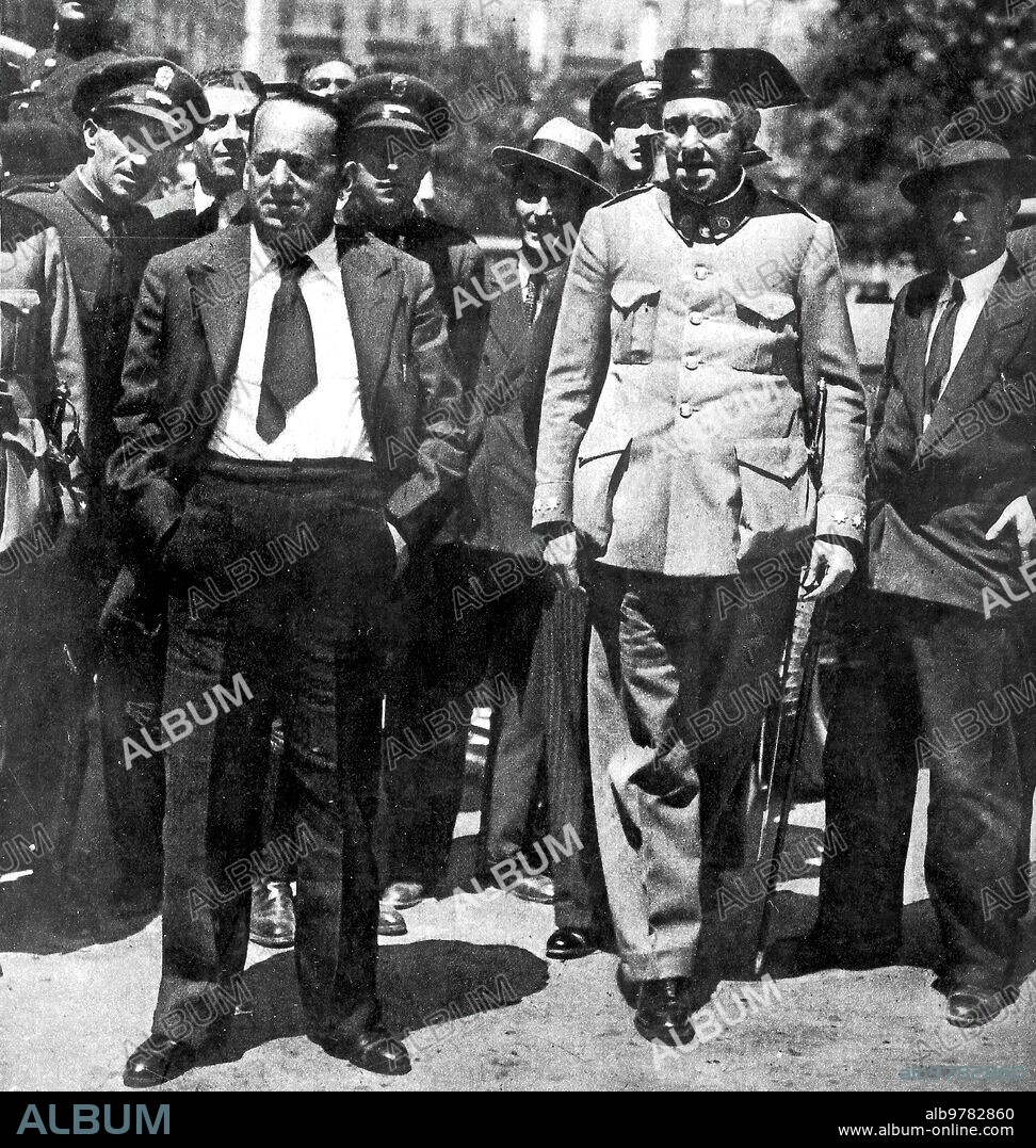 29 agosto 1933. El general Sanjurjo Llegando al palacio de Justicia, acompañado por un coronel de la guardia Civil. Foto: Diaz Casariego.