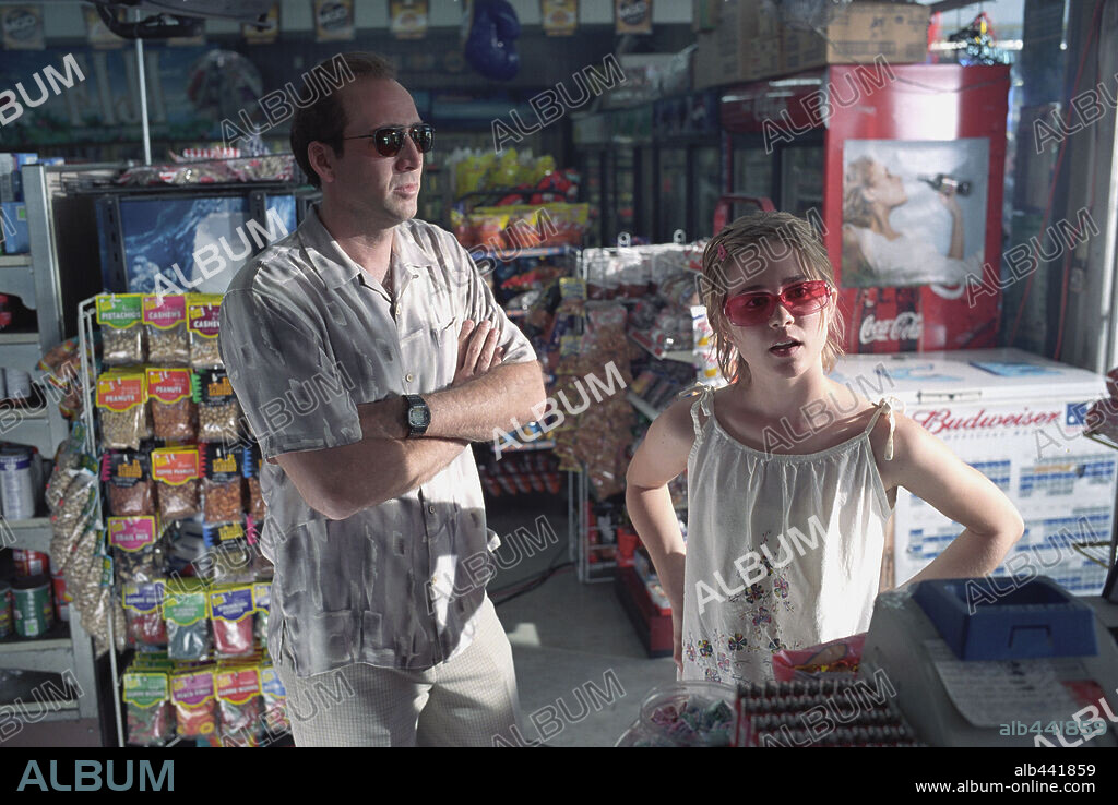 ALISON LOHMAN y NICOLAS CAGE en LOS IMPOSTORES, 2003 (MATCHSTICK MEN), dirigida por RIDLEY SCOTT. Copyright WARNER BROS. PICTURES / DUHAMEL, FRANÇOIS.