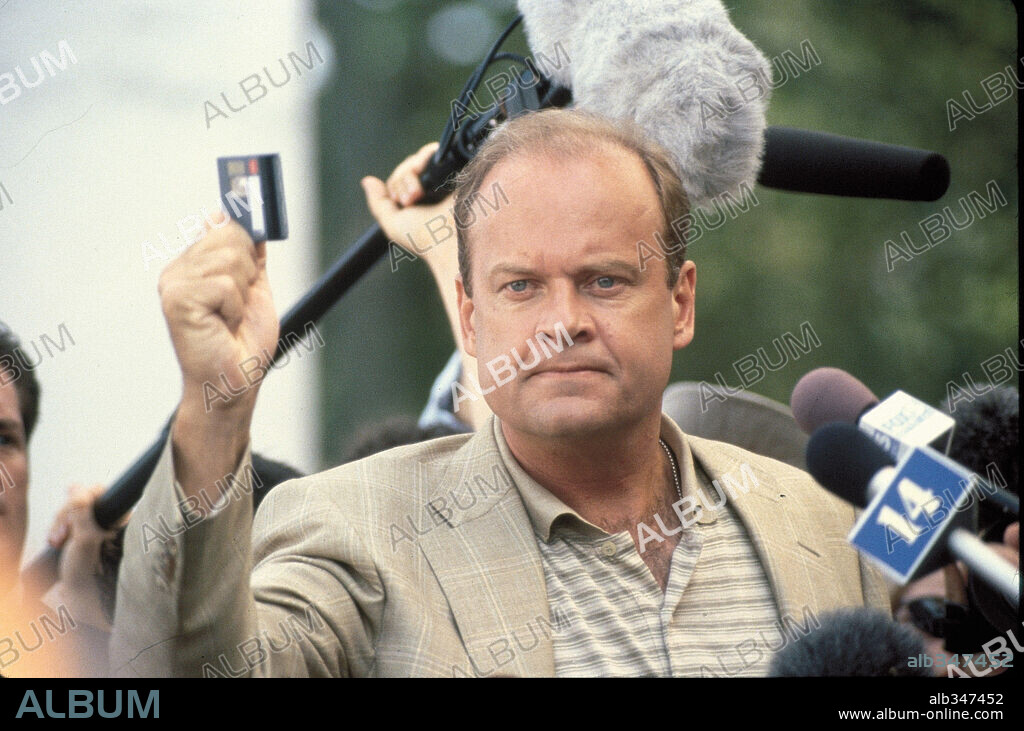 KELSEY GRAMMER in 15 MINUTES, 2001, directed by JOHN HERZFELD. Copyright NEW LINE CINEMA / CARUSO, PHILLIP.