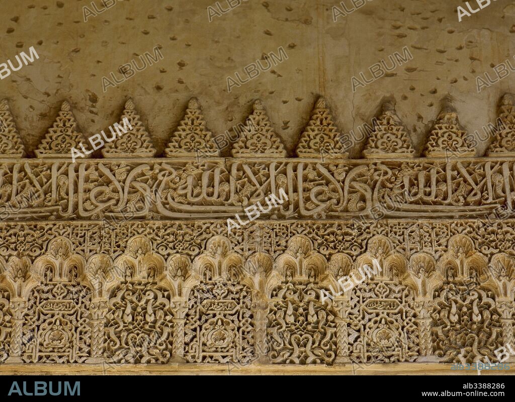 Palacio del Generalife. Detalle de la decoración de estuco de una de las paredes del Patio de la Acequia. Granada. Andalucía. España.