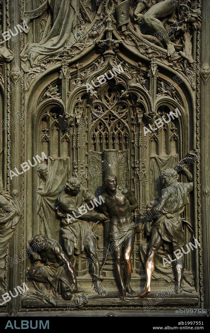 ITALIA. MILAN. Puerta de bronce del Duomo de Milán. Se inició en 1628, y hasta 1908 no se inauguró. Dedicada a la virgen María. Son el resultado del trabajo de diferentes artistas italianos del XIX y XX. Los portales están decorados con relieves realizados entre los s. XVI y XVII con diseños de Cerano. Detalle del relieve de Jesús atado en la columna.