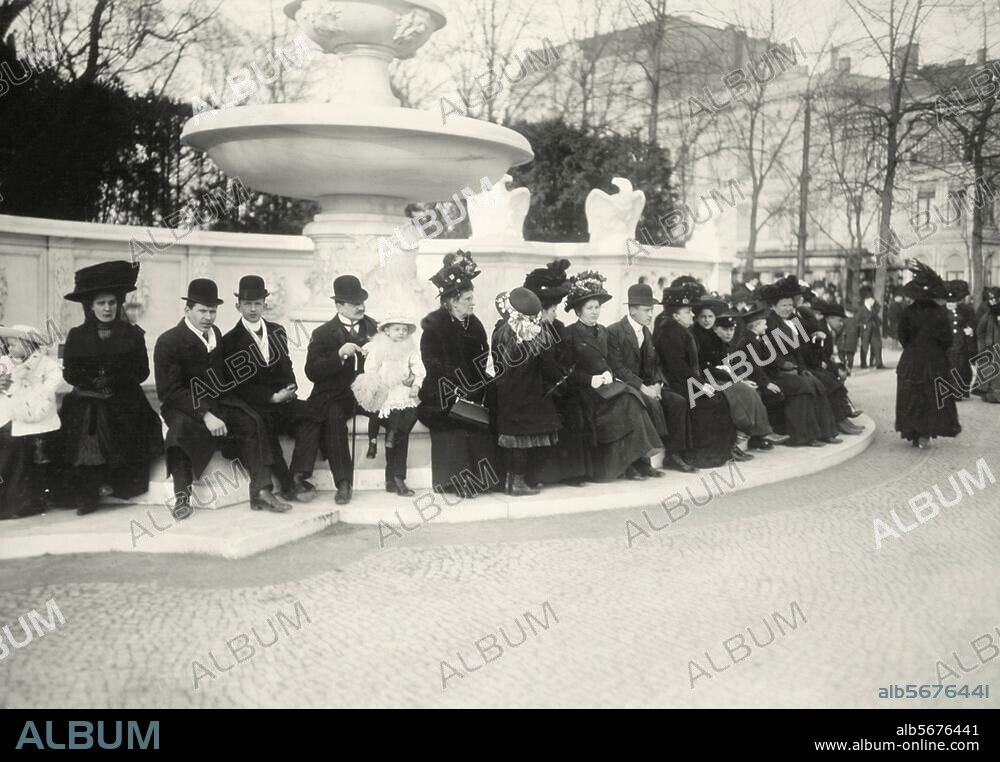Berlin-Mitte, Brandenburger Tor (1788-91 erbaut von C.G.Langhans). Szene am Brunnen vor dem Brandenburger Tor, Friedensalle / Ecke Sommerstraße. Foto, 1908 (Gebr. Haeckel).