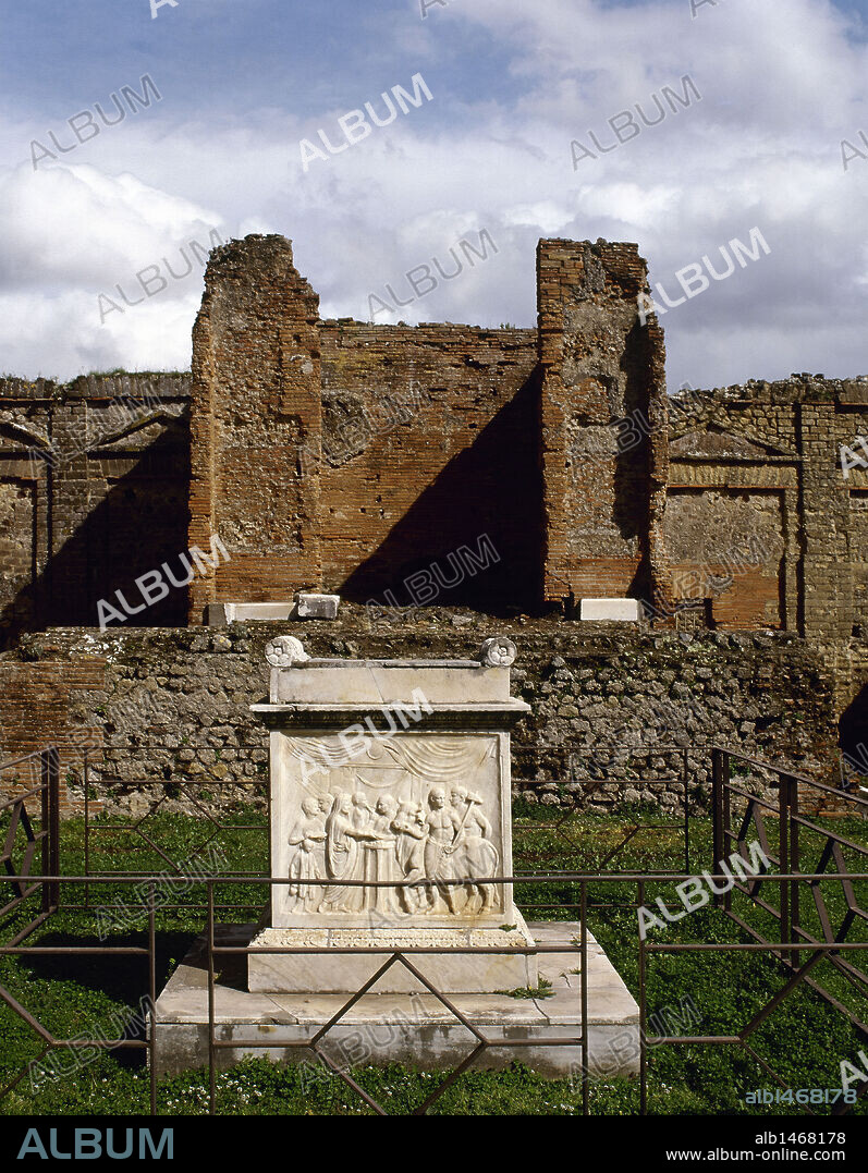 ARTE ROMANO. ITALIA. TEMPLO DE VESPASIANO. Pequeño edificio de culto del cual se conserva parte de la fachada. La Celda, colocada sobre un podio, en su día tenía cuatro columnas que sostenían un frontón. En frente, un ALTAR de mármol decorado con bajorrelieves de "escenas sacrificales". (Area del Foro). POMPEYA. La Campania.