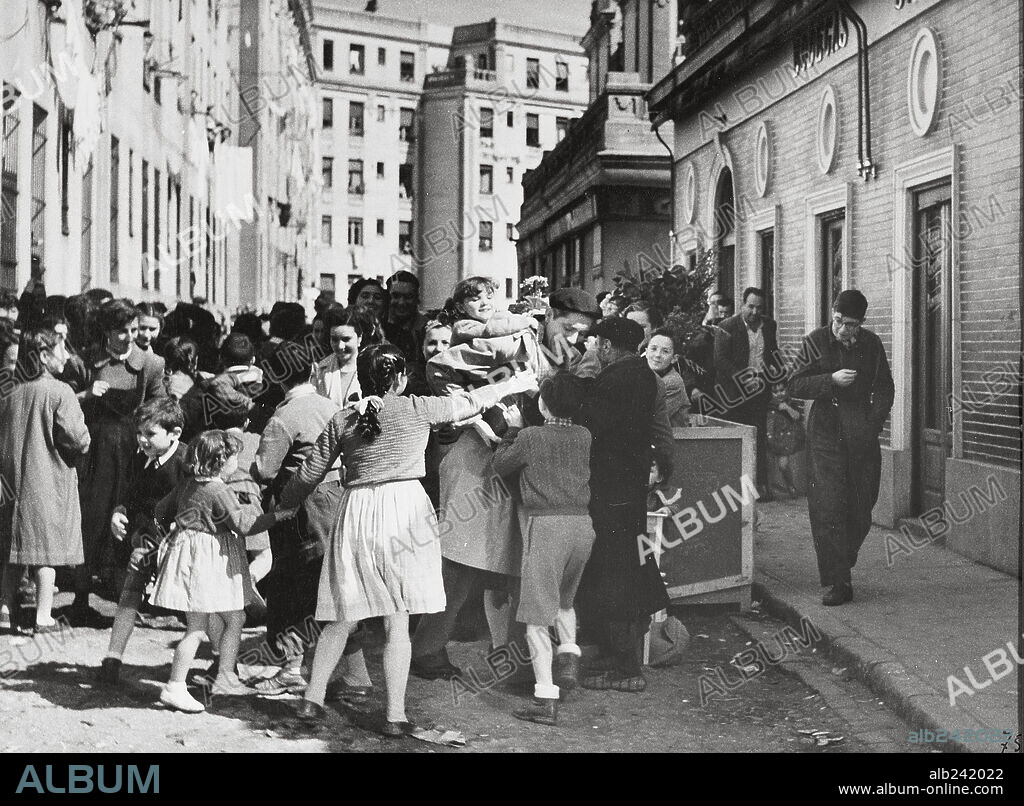 FELICES PASCUAS, 1954, dirigida por JUAN ANTONIO BARDEM. Copyright EXCLUSIVAS FLORALVA.