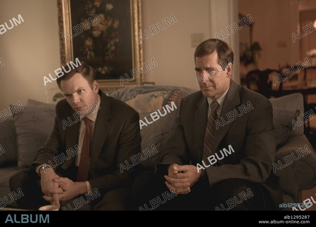 JOEL MCHALE and SCOTT BAKULA in THE INFORMANT!, 2009, directed by STEVEN SODERBERGH. Copyright WARNER BROS PICTURES / BARIUS, CLAUDETTE.