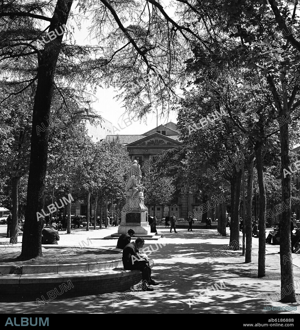 PLAZA DE SANTA ANA CON LA ESTATUA DE CALDERON DE LA BARCA Y EL TEATRO ESPAÑOL AL FONDO - FOTOGRAFIA EN BLANCO Y NEGRO - AÑOS 60 -.