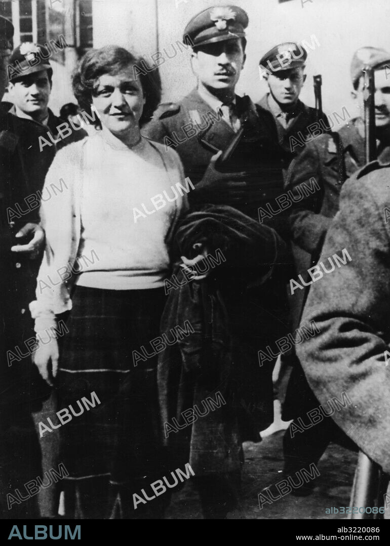 ROM 19490324. Skådespelerskan och journalisten Karin Lannby som levde ihop med Ingmar Bergman i början av 40-talet. Samtidigt arbetade hon som dubbelagent. Efter andra världskriget bytte hon namn till Maria Cyliakus. Här ses hon omgiven av italienska karbinjärer vid utvisningen från Italien efter Lannbys försök att få kontakt med den italienske banditen Salvatore Giuliano.. Foto: Text & Bilder / SVT / Kod: 5600.