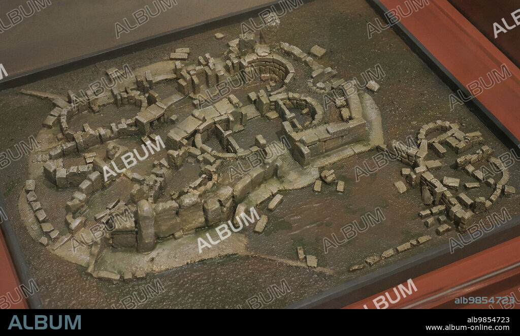 Prehistoria. Maqueta con la reproducción del yacimiento arqueológico del templo megalítico de Hagar Qim. Período gantija (h. 3600- 3200 a.C.). Se asentó en la cima de una colina en el sur de la isla de Malta. Museo Nacional de Arqueología. La Valeta. Malta.