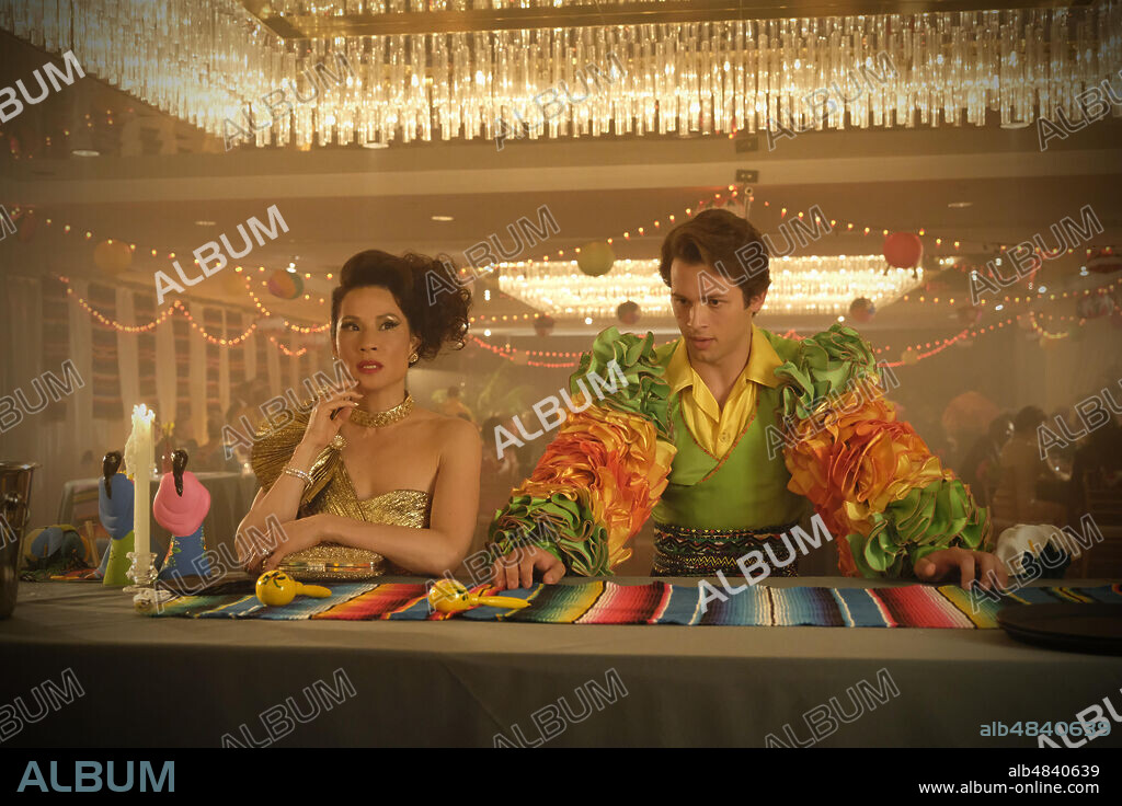 LEO HOWARD y LUCY LIU en POR QUÉ MATAN LAS MUJERES, 2020 (WHY WOMEN KILL), dirigida por MARC CHERRY. Copyright IMAGINE ENTERTAINMENT / CBS TELEVISION STUDIOS.