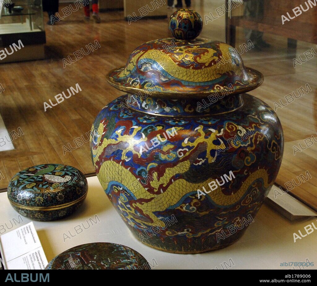 ARTE CHINO. DINASTIA MING (1368-1644). PERIODO DEL EMPERADOR XUANDE (1426-1435). JARRON IMPERIAL con tapa abovedada rematada con un botón esférico. Decorado con DRAGONES y un panel de flor de loto en la base. Museo Británico. Londres. Inglaterra. Reino Unido.