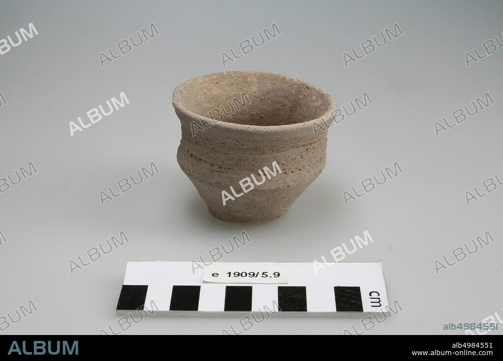 Miniature kink jar, rough walled, decorated with rectangular stamp impressions., nodding pot, earthenware (Frankish), h: 5 cm, diam neck: 7.2 cm, vmeb, Netherlands, Gelderland, Nijmegen, Nijmegen, Hees.