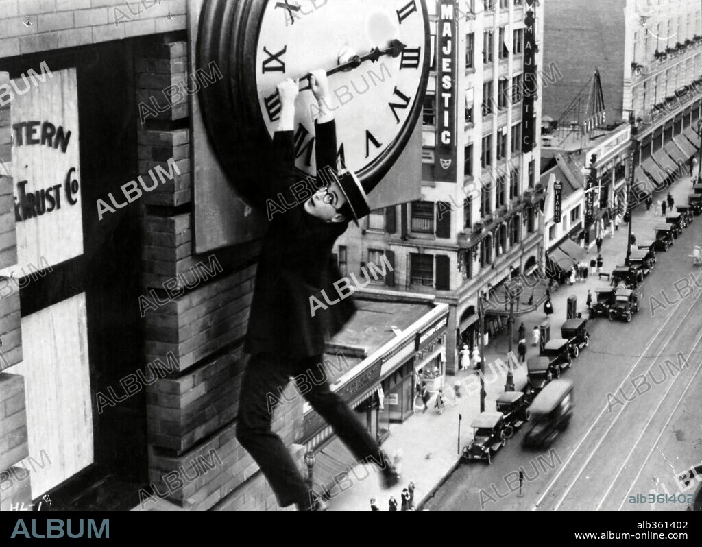 HAROLD LLOYD in SAFETY LAST, 1923, directed by FRED NEWMEYER. Copyright HAL ROACH/PATHE EXCHANGE.