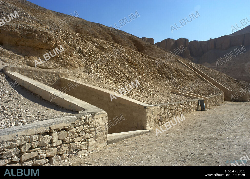 EGIPTO. VALLE DE LOS REYES. Valle escarpado en cuyas paredes rocosas están excavadas las TUMBAS DE LOS FARAONES del IMPERIO NUEVO. Vista de la ENTRADA A UNA TUMBA HIPOGEO. Necrópolis Tebana.