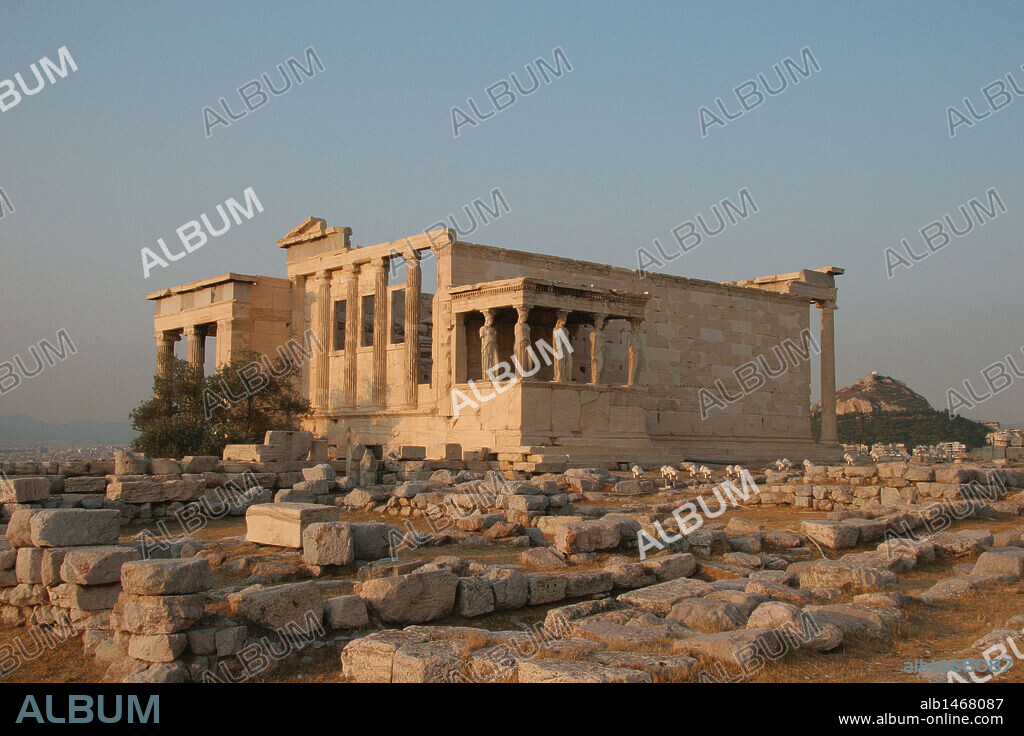 ARTE GRIEGO. GRECIA. ERECTEION. Templo de estilo jónico iniciado en el año 421 a. C. por el arquitecto Filocles. Dedicado a dioses y héroes griegos. ACROPOLIS DE ATENAS. Grecia.