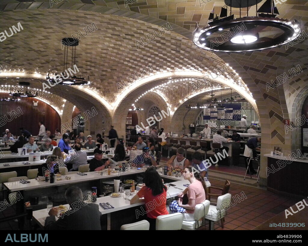 July 26, 2017 - New York, US - The grand Central Oyster Bar inside Grand Central Terminal train station in New York, USA, 26 July 2017. The station is located in a sea of skyscrapers. A new high-rise construction directly adjacent to the historical station now threatens to completely eclipse the building. Enthusiasts are fighting to protect the station from development. Photo: Johannes Schmitt-Tegge/dpa (Credit Image: © Johannes Schmitt-Tegge/DPA via ZUMA Press).