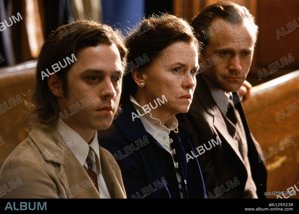 AMY MADIGAN, GIOVANNI RIBISI and LEE TERGESEN in SHOT IN THE HEART, 2001, directed by AGNIESZKA HOLLAND. Copyright HOME BOX OFFICE/LEVINSON/THE FONTANA COMPANY.
