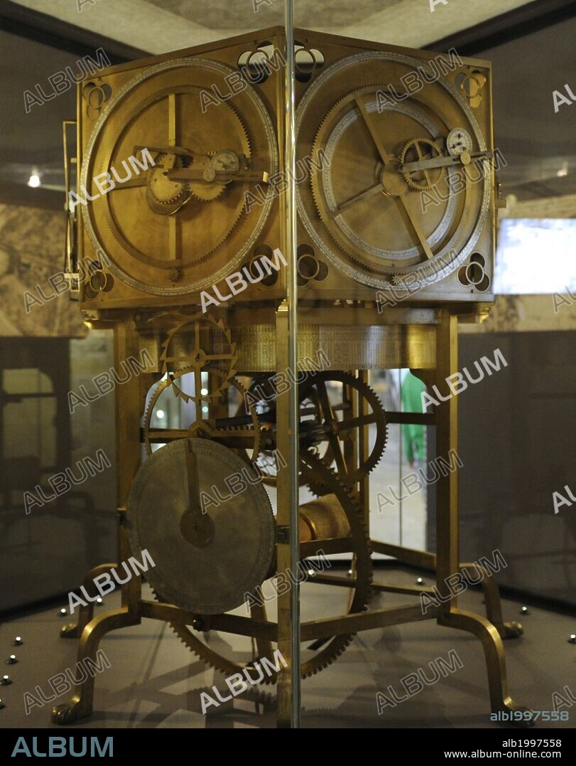Planetario o Astrarium de Giovanni Dondi (1318-1388). El primer reloj astronómico documentado y terminada en 1364. Dondi fué un erudito y médico de la Edad Media interesados en la astronomía y la relojería. El reloj original, que consiste de 107 ruedas y piñones, se perdió, pero gracias a las descripciones detalladas del autor se permitió la reconstrucción del reloj. Muestra el tiempo medio, sideral, o una estrella, el tiempo y los movimientos del Sol, la Luna y los cinco planetas entonces conocidos Venus, Marte, Saturno, Mercurio y Júpiter. El astrarium de Giovanni Dondi se utiliza para determinar la posición de los planetas de acuerdo con la teoría ptolemaica del Universo: la Tierra en el centro y los cuerpos celestes giran alrededor de él. Museo Nacional de la Ciencia y la Tecnología Leonardo Da Vinci. Milán. Italia.