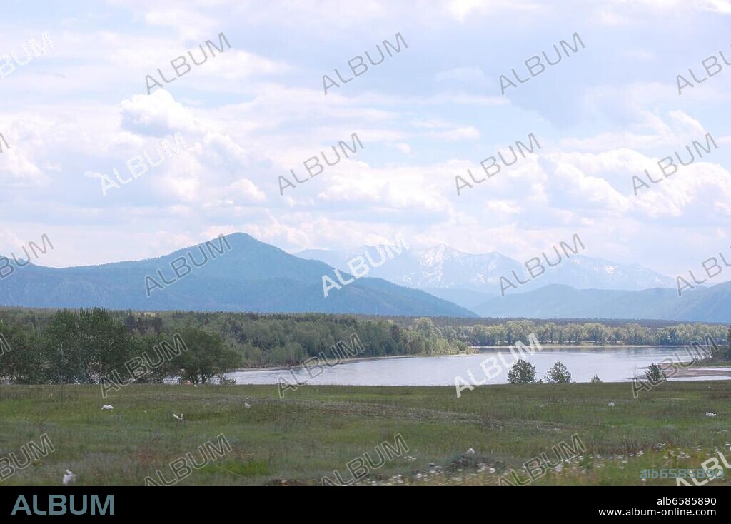 Sibirien, Chakassien, Sajangebirge, Spitzen des Berges Borus, Fluss Jenissei.