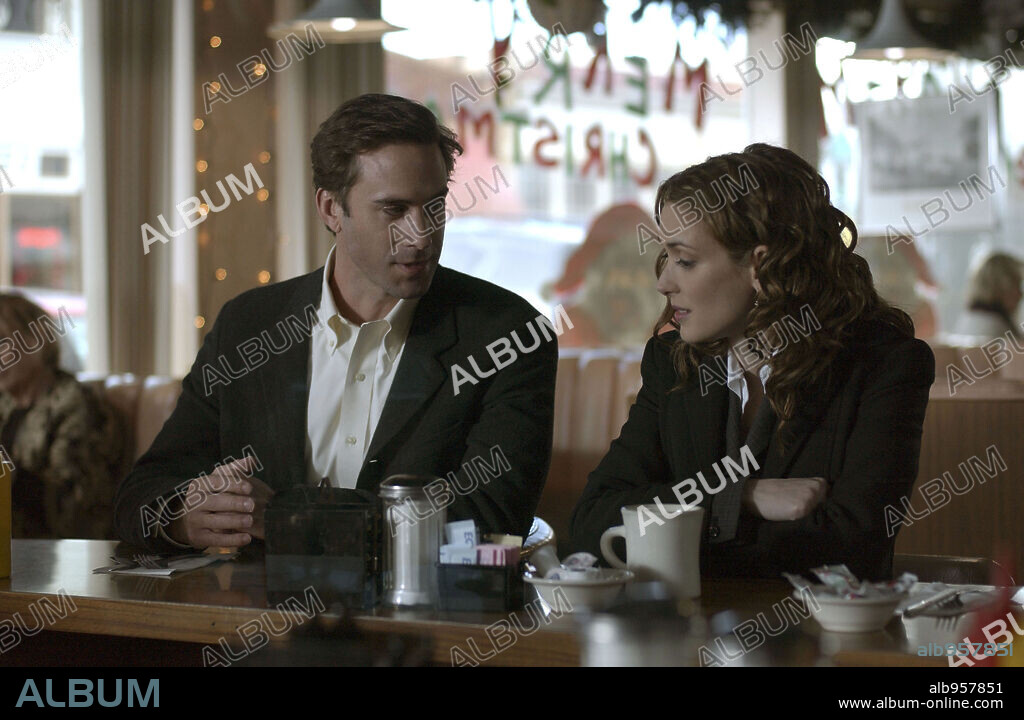 JOSEPH FIENNES and WINONA RYDER in THE DARWIN AWARDS, 2006, directed by FINN TAYLOR. Copyright BLUMHOUSE PRODUCTIONS.