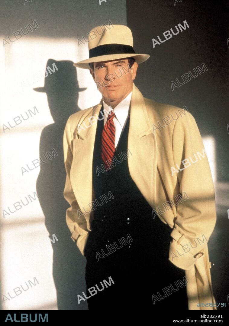 WARREN BEATTY en DICK TRACY, 1990, dirigida por WARREN BEATTY. Copyright TOUCHSTONE PICTURES.