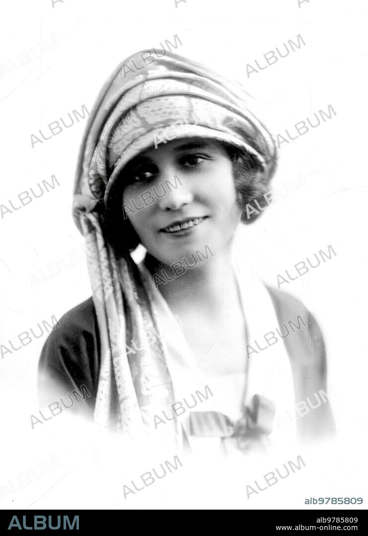 Mayo 1921. Sombrero de crespón Brochado, forma de diadema Rusa con larga Banda. Modelo de la casa Marguerite. Foto: H.M. talma.