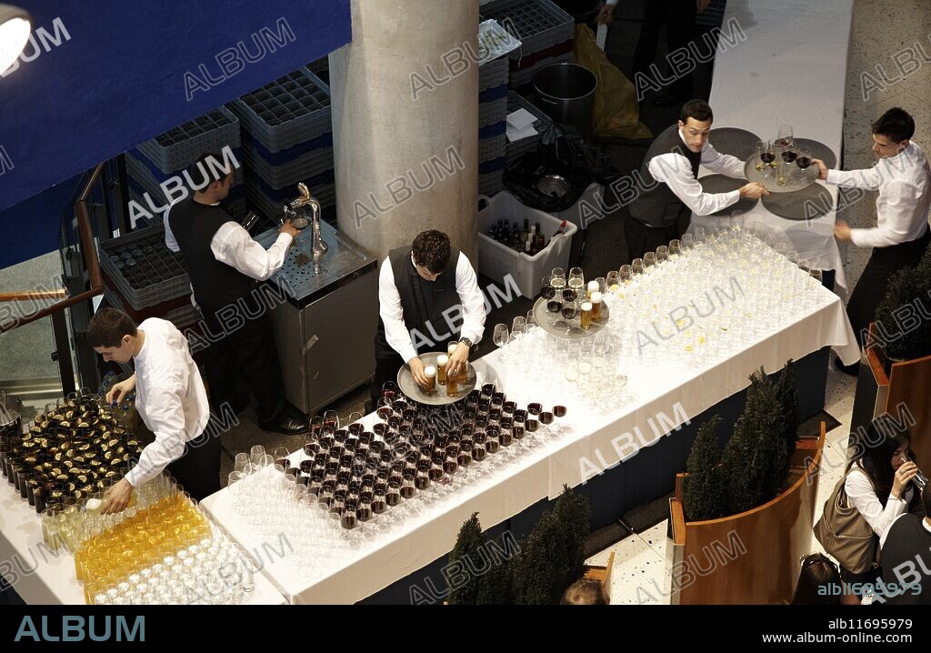 Bar service, lunch, convention centre, Palacio Euskalduna, Bilbao, Bizkaia, Euskadi, Spain.