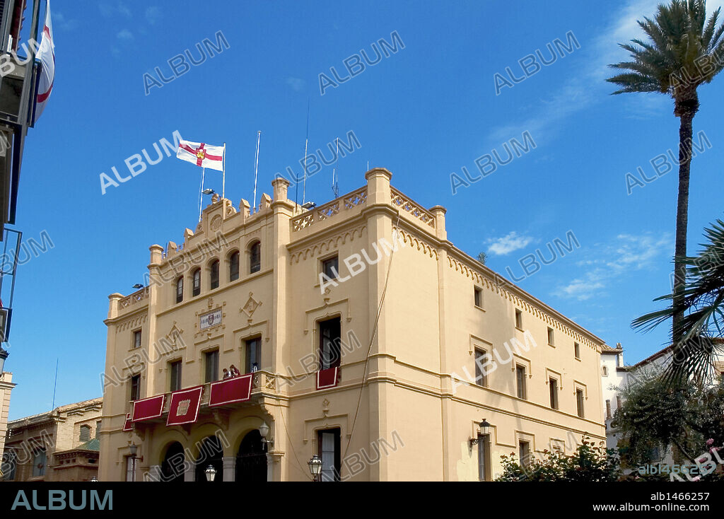 AYUNTAMIENTO DE SITGES (CASA DE LA VILA). Edificio neogótico construído entre los años 1888 y 1889 por el arquitecto Salvador Vinyals. S. XIX. Comarca del Garraf. Provincia de Barcelona. Cataluña.