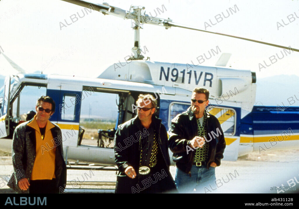 KEVIN COSTNER and KURT RUSSELL in 3000 MILES TO GRACELAND, 2001, directed by DEMIAN LICHTENSTEIN. Copyright 3000MILES PROD/LIGHTONE ENT/FRANCHISE/MORGAN CREEK/WARNER.