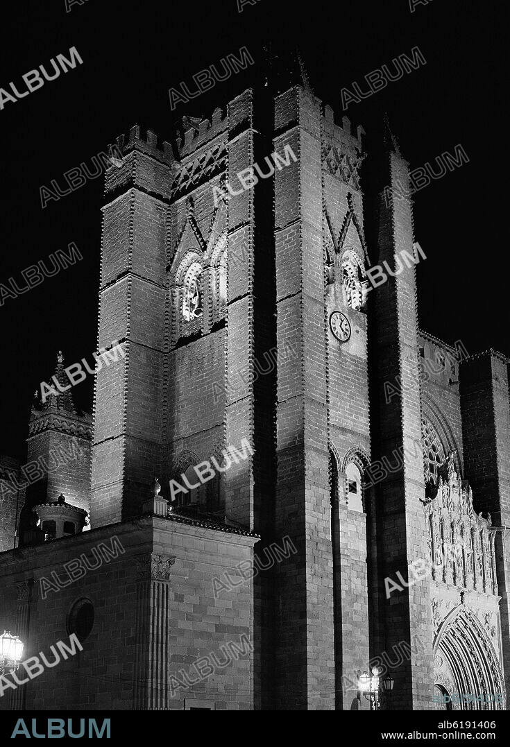 TORRE DE LA CATEDRAL DE AVILA REALIZADA ENTRE LOS SIGLOS XIII Y XIV - FOTOGRAFIA EN BLANCO Y NEGRO - AÑOS 60.