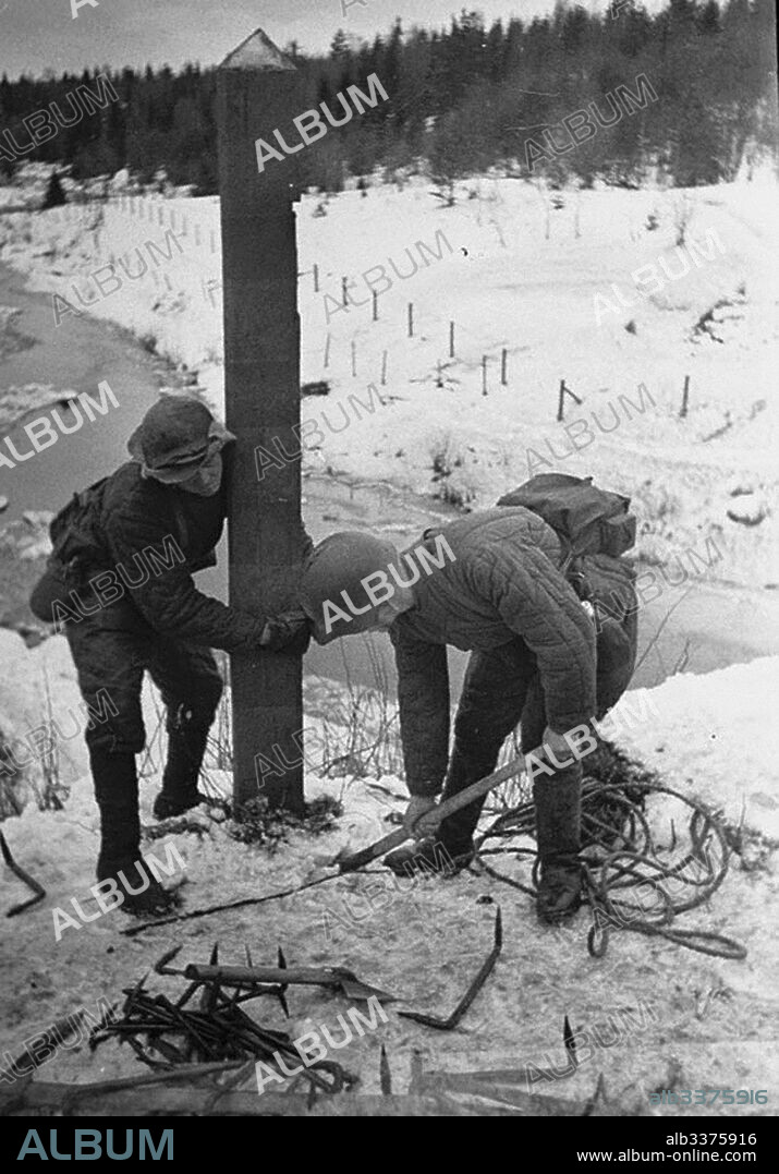 ANONYMOUS. Red Army soldiers removed the border post in Karelia. The Winter War. 1939.