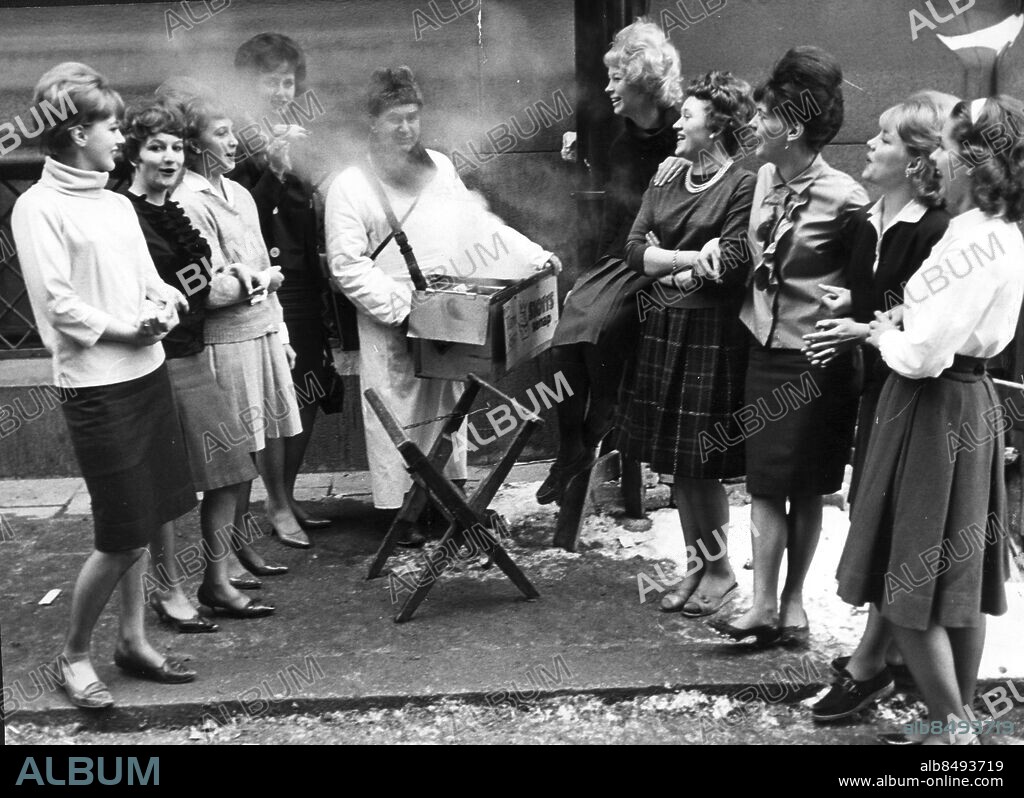 ARKIV 19630129 - Populäre korvgubben Lars Andersson omgiven av kunder. Samtliga flickor jobbar på Postbanken och heter fr v: Monica Lönn, Kärstin Lundstedt, Inger Westerberg, Ing-Mari Stridsberg, Britt Aurell, Anita Wennerstrand, Siv Hagman, Anita Thunström och Irene Reinius. Foto: Jan Delden Kod: 10 . COPYRIGHT SCANPIX SWEDEN.