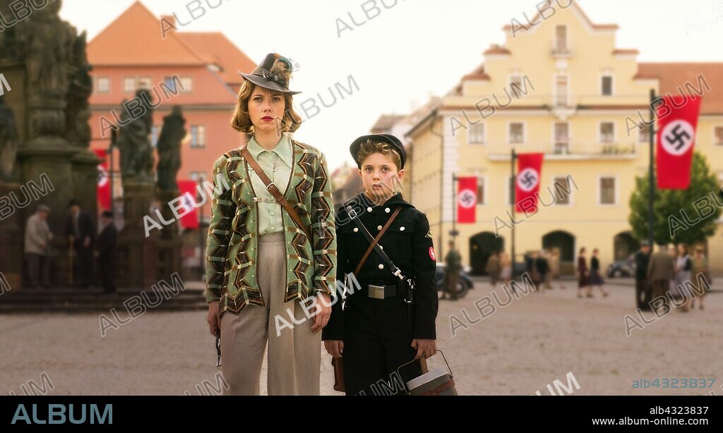 ROMAN GRIFFIN DAVIS and SCARLETT JOHANSSON in JOJO RABBIT, 2019, directed by TAIKA WAITITI. Copyright PIKI FILMS.