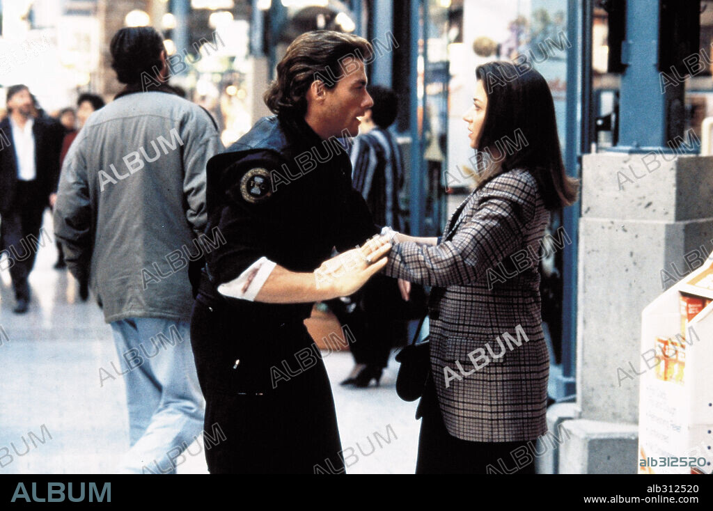 JEAN-CLAUDE VAN DAMME and MIA SARA in TIMECOP, 1994, directed by PETER HYAMS. Copyright UNIVERSAL PICTURES / LEDERER, JOE.