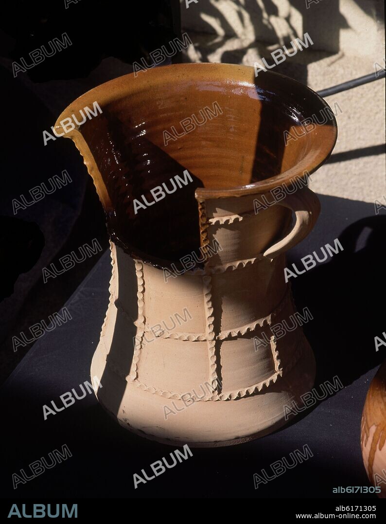 PARIDERA VIDRIADA EN EL INTERIOR-S XX ARTE POPULAR.