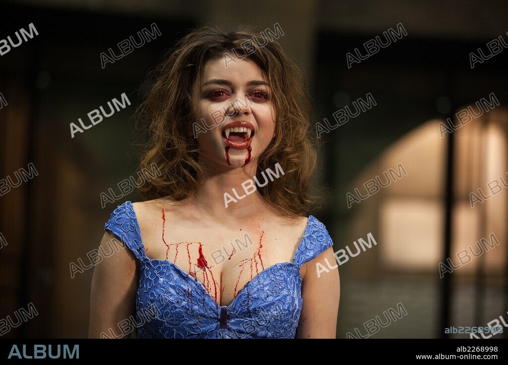 DRACULA and SARAH HYLAND. SARAH HYLAND in VAMPIRE ACADEMY, 2014, directed by MARK WATERS. Copyright RELIANCE PICTURES.