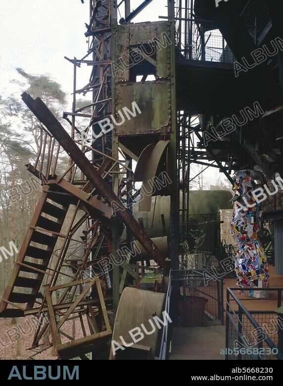 NIKI DE SAINT-PHALLE et JEAN TINGUELY. Milly-la-Forêt (Essonne) Le Cyclope (sculpture, 1969-89 ; sculpteur : Jean Tinguely en collaborations avec 15 autres artistes ; H. 22 m). Vue partielle.