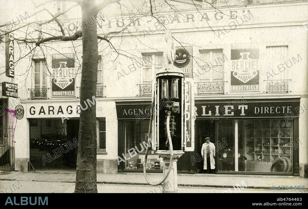 Pompe a essence devant un garage. Photographie anonyme pour une carte postale vers 1930. Credit : Collection IM/KHARBINE-TAPABOR.