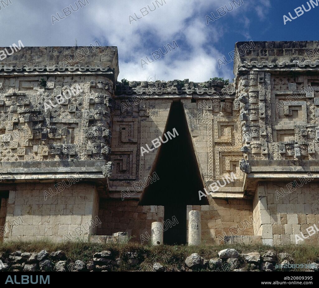 PALACIO GOBERNADOR-FACHADA LATERAL-ARCO MAYA.