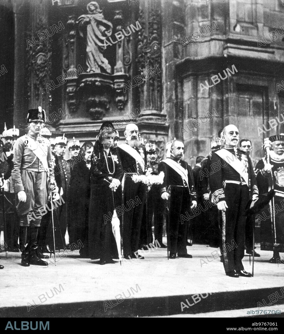 14 agosto 1923. San Sebastian. El veraneo de la familia Real. S.M. la Reina doña María Cristina (1), con el infante don Alfonso (2), A la puerta de la iglesia de santa María, después de la Salve, Presenciando el desfile de las Tropas que Rendieron Honores.