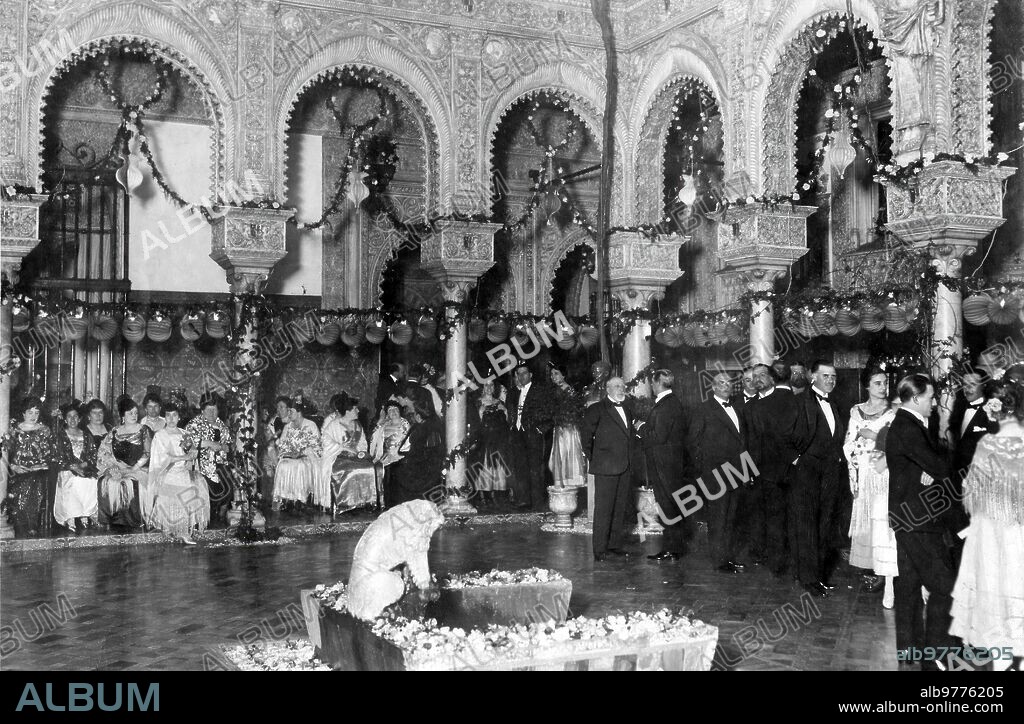 20 mayo 1918. Una fiesta brillante en Sevilla. Aspecto parcial del patio del palacio de D. Miguel Sánchez Dalp durante el baile celebrado en honor de los Congresistas de los Riegos.