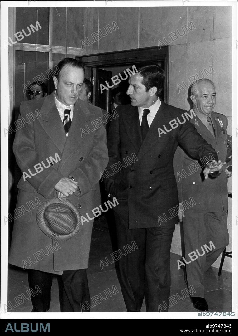 1976. El vicepresidente para Asuntos del interior y ministro de la Gobernación, don Manuel fraga Iribarne, ha Regresado hoy A Madrid después de su visita A Alemania Federal. En la Imagen, Frag, Adolfo Suárez y el teniente general campano A su salida del Aeropuertos.