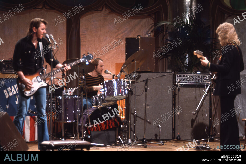 1974.. GLÄDJEHUSET THE JOLLIOUS JOINT En serie nöjesprogram med plysch och god musik Sänt första gången 1974-10-19 Hurriganes Trio persons: MIKKO LÖYTTY;NIPA NIILOLA;REMU AALTONEN sites: FINLAND*;SVERIGE.