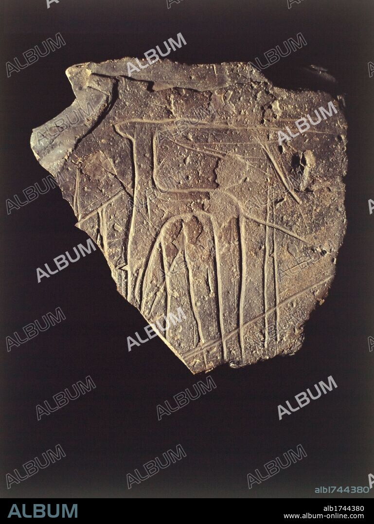 Madrid, M.A.N. Arte Prehistórico. Antílope grabado de Saguia el Hamra (Sahara), con representaciones zoomorfas, de caza, culto, carros tirados por caballos.