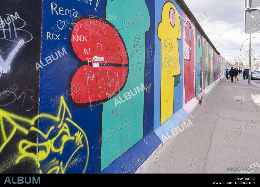 Algunas cabezas del artista Thierry Noir, Muro de Berlín, - Berliner Mauer-, Berlin, Alemania, Europe.